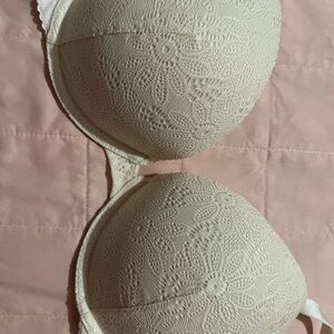 Victoria’s Secret Cream Color/Lace Very Sexy Push Up Bra size 32DD